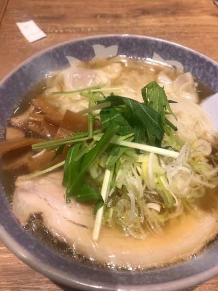 「ふわとろワンタン麺 930円」@ワンタンメンの満月 福岡空港店の写真