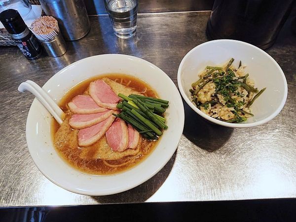 「日の丸の鴨×さんじの煮干×鶏（肉増し）、炊き込みご飯」@さんじの写真