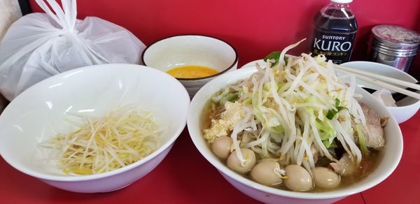 「小ラーメン、生卵、ウズラ、味ネギ、タマネギ」@ラーメン二郎 茨城守谷店の写真