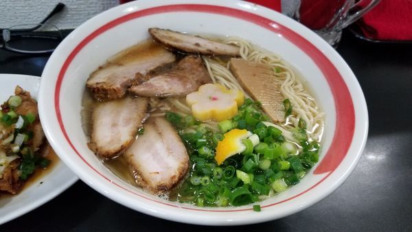 「アゴ塩チャーシュー麺1100円+ミニ油淋鶏250円」@自家製麺SHINの写真