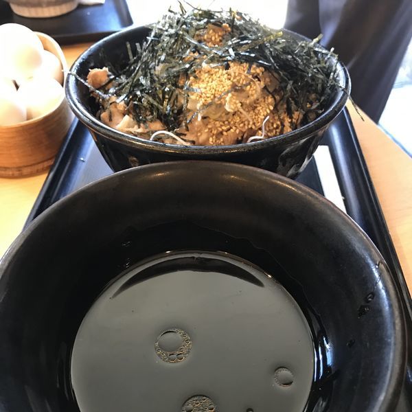 「肉そば(中)(¥890)」@なぜ蕎麦にラー油を入れるのか。 東新宿店の写真