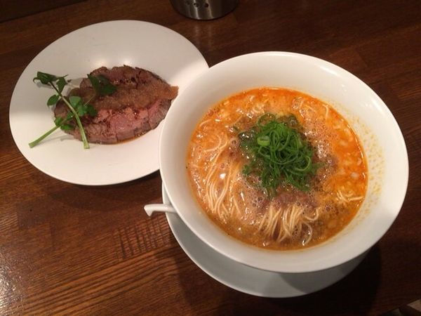 「担々麺＋炙り焼きチャーシュー」@創作麺工房 鳴龍の写真