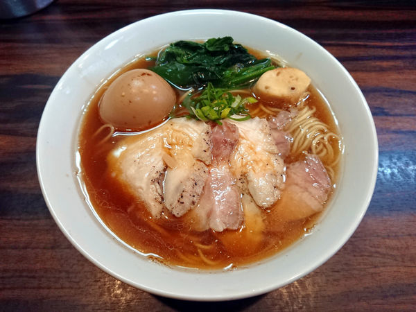 「ジンジャー(生姜醤油中華そば)+肉増し+茹で玉子」@中華そば 梟の写真