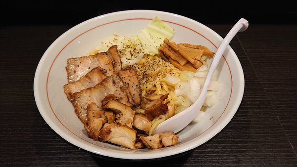 「限定 エビ風味の油そば・大盛り&肉増し」@三鷹食堂いなりの写真