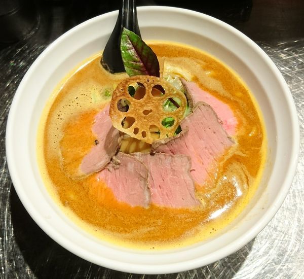 「ぶるずラーメン＋味玉」@牛骨らーめん ぶるずの写真