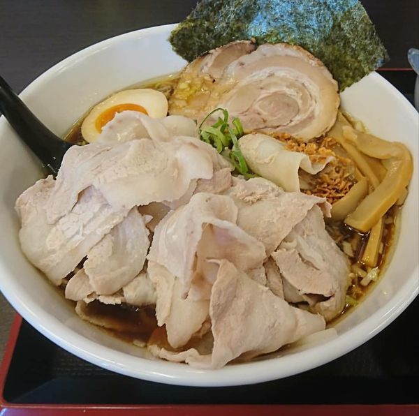 「全部のせ肉盛しょうゆラーメン」@ラーメン食堂 まんまる亭の写真