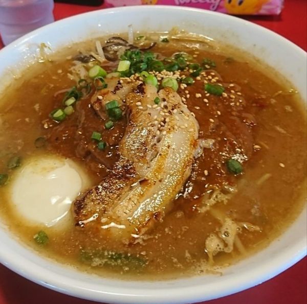 「馬辛らーめん とろ玉入り」@らー麺 つけ麺 おぐりの写真