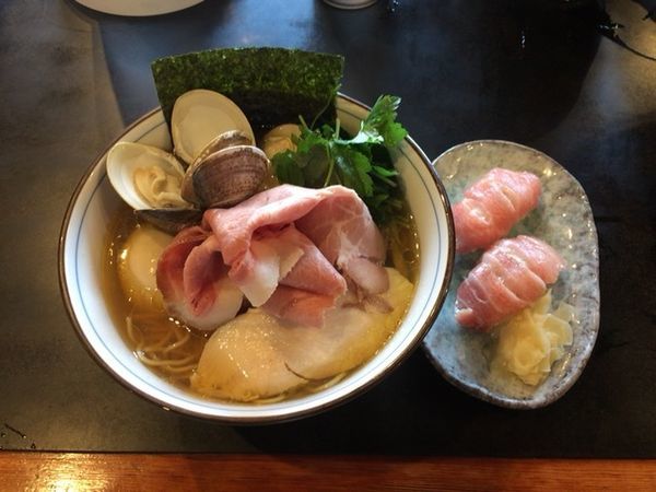 「特製蛤そば＋中トロ」@中華そば 四つ葉の写真