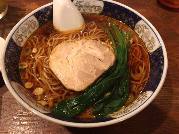 「酸紅麺(さんほんめん) ¥900」@支那麺 はしご 銀座八丁目店の写真