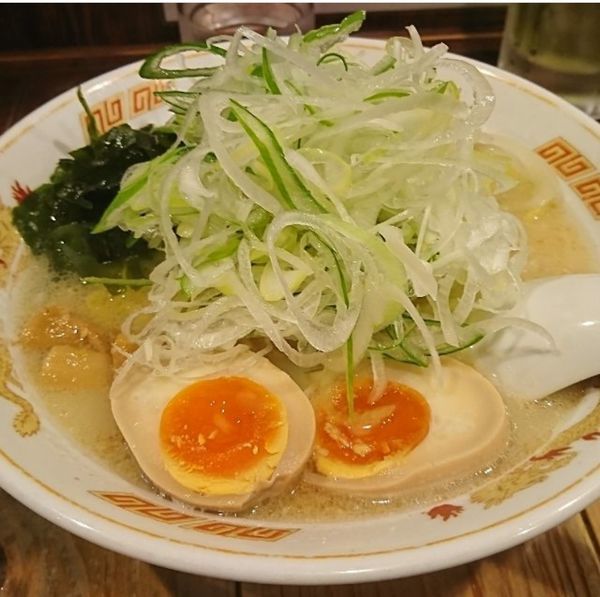 「函館塩らーめん 味玉 ネギ」@北海道らーめん ひむろ 稲毛店の写真