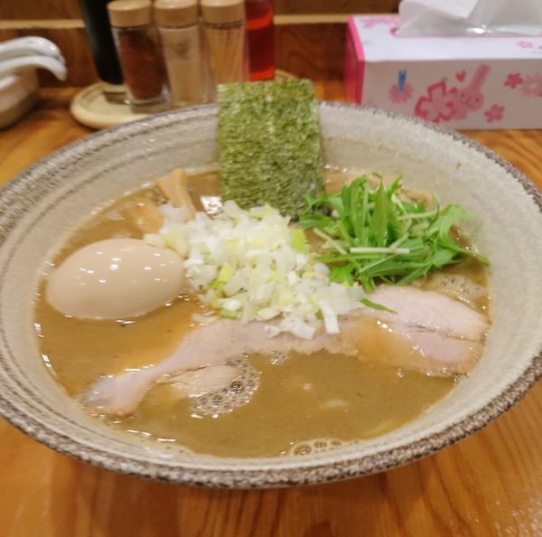 「魚介豚骨らーめん 中盛 味玉」@麺屋くおん 上里店の写真