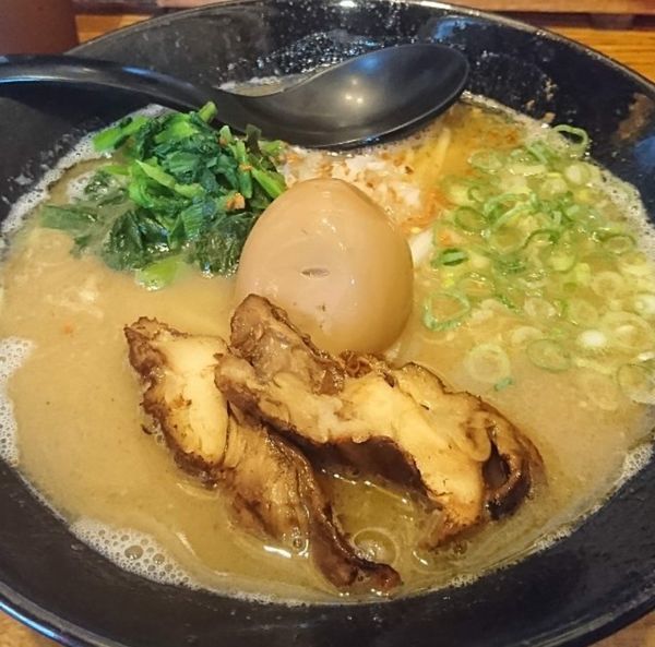 「鶏白湯ラーメン 味玉」@まる鶏の写真