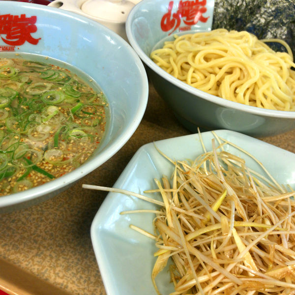「醤油つけ麺　740円　味付ネギ」@ラーメン山岡家 大泉店の写真