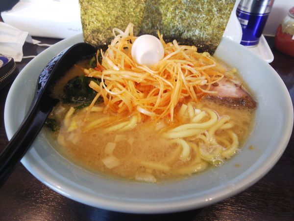 「辛ネギ正油830円＋サービスライス」@横浜家系らーめん 源家 所沢店の写真