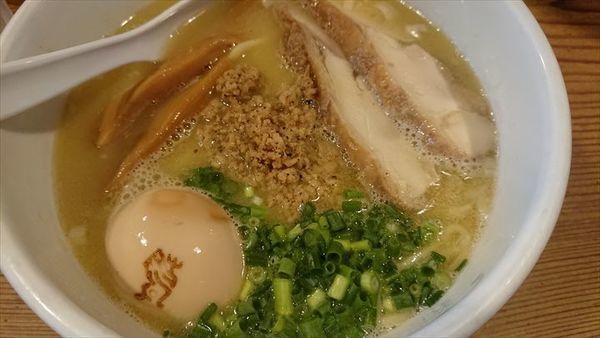 「白鶏ラーメン味玉」@鶏の穴の写真