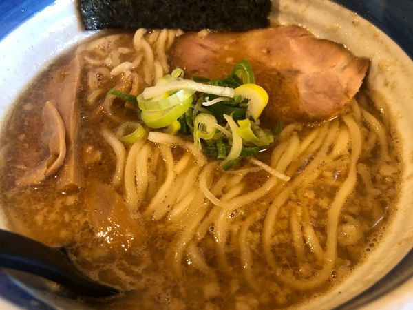 「らーめん（背脂）」@麺屋あらき 竈の番人外伝の写真