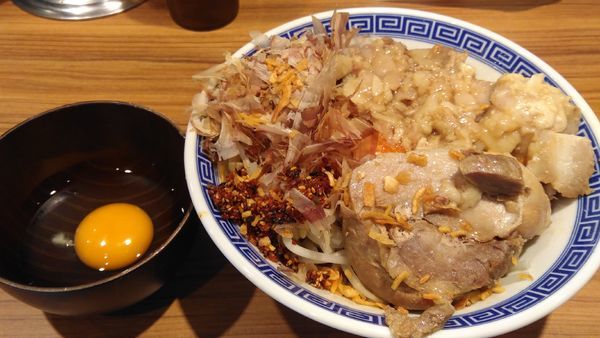 「汁なし並+(卵)」@びんびん豚の写真