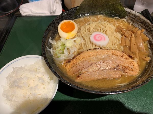 「こだわりラーメン（サービス麺大盛り・半ライス）」@一GERAの写真
