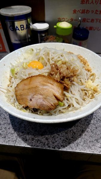 「汁無し大盛900円ニンニク少し他全増し」@ラーメン宮郎の写真