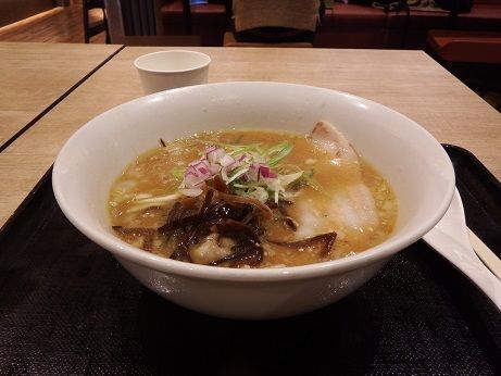 「ハーフラーメン　味噌」@富川製麺所 新千歳空港店の写真