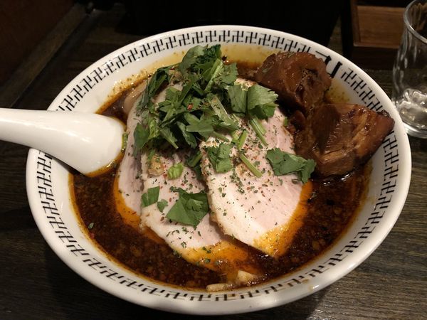 「スパイスチャーシュー麺＋味玉＋肉切れっぱし」@スパイス・ラー麺 卍力の写真