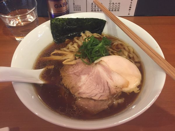 「醤油ラーメン（大盛）780円」@自家製手もみ麺 鈴ノ木の写真