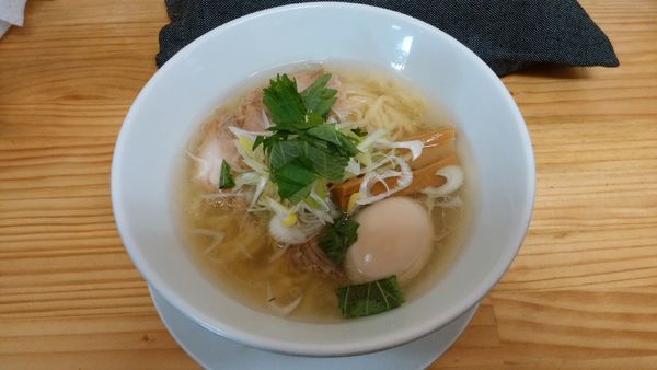 「味玉豚塩¥700-＋追い玉(白)¥200-」@麺蔵 あつおの写真