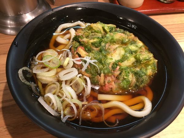 「【期間限定】わさび菜紅生姜天うどん¥430」@そば処中山道 大宮8・9番線店の写真