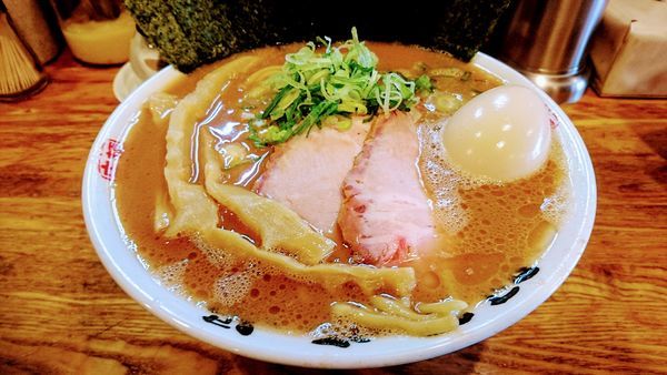 「らぁめん(大)+得トッピング」@麺屋 庄太 六浦本店の写真