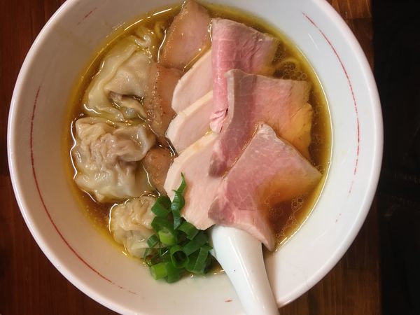 「手打ちわんたんめん＋得 肉三昧」@らーめん かねかつの写真