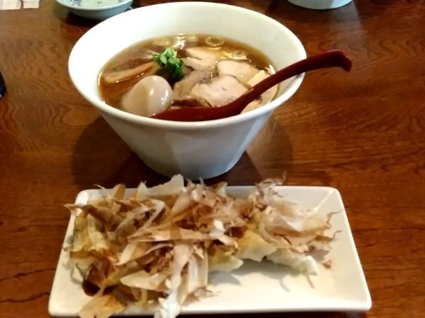 「煮干し中華そば(並盛)700円＋ト三田餃子(5個)550円」@麺屋 鶴と亀の写真