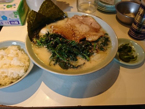 「塩豚骨太麺ほうれん草増し」@○花の写真