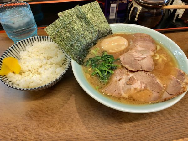 「ラーメン中盛 味玉 ライス」@寿々㐂家の写真