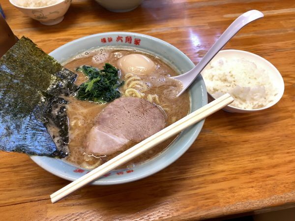 「ラーメン中盛 味玉 ライス」@六角家 本店の写真