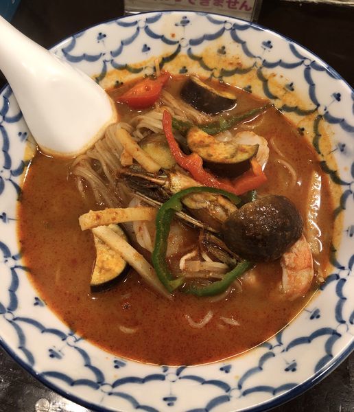 「【ゲリラ限定】海老香るレッドカレーラーメン900円」@づゅる麺 池田の写真