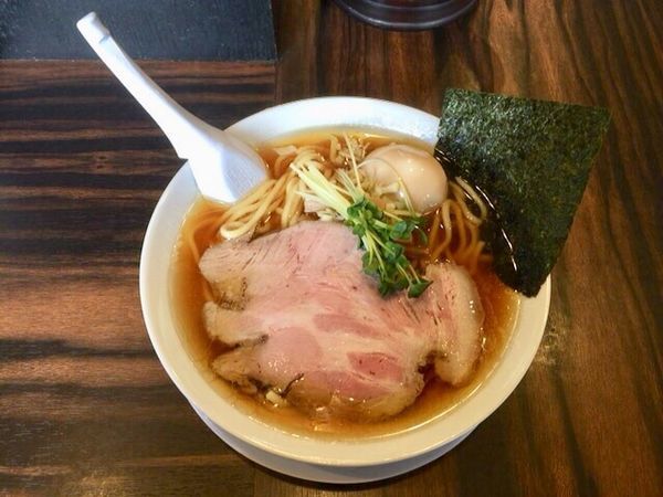 「醤油ラーメン 太麺 ＋ 味玉」@稲荷屋の写真