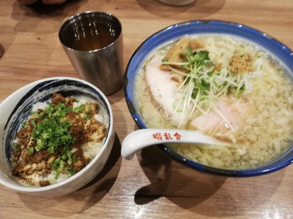 「塩ラーメン(大盛り)＆そぼろチーズ丼」@自家製麺 啜乱会の写真