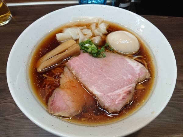 「特製中華そば 850円＋缶ビール(アテ付き)」@中華そば さわの写真