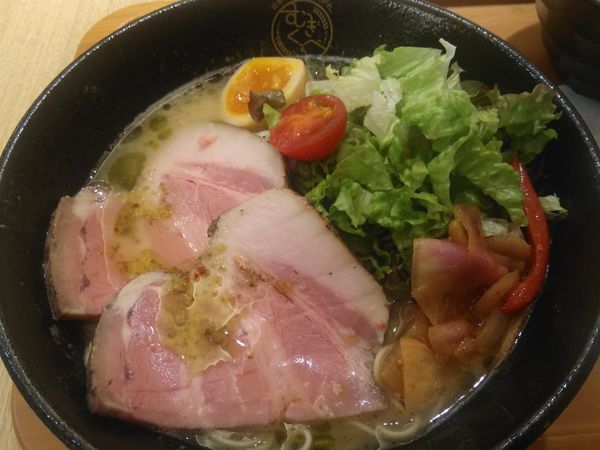 「バジル香る鶏そば¥950＋ローストビーフの温玉TKG¥400」@むぎくらべの写真