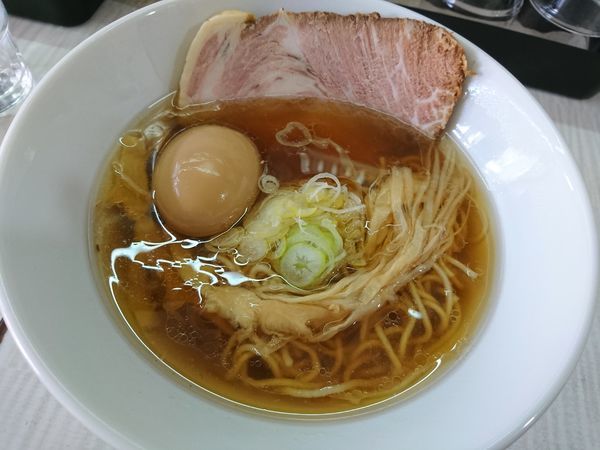 「しょうゆらーめん+煮玉子」@拉麺 しのざきの写真