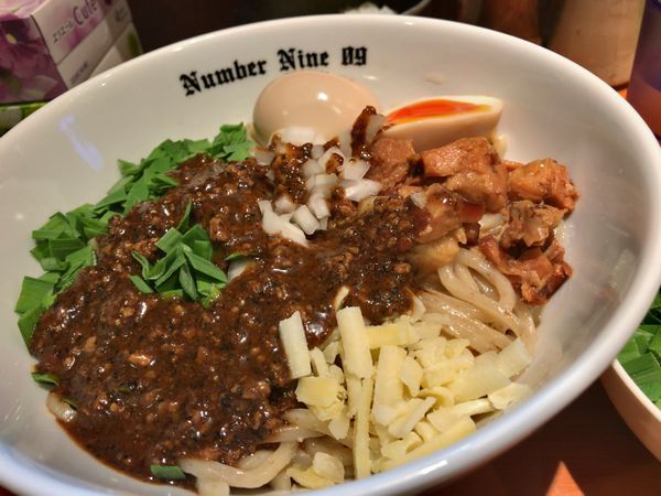 「油そばブラック＋味玉＋ニラ玉ねぎ＋1/2ライス」@麺Dining Number Nine 09の写真