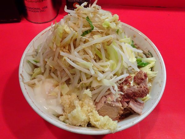 「小ラーメン（700円）＋温泉玉子＋チーズ　ニンニクカラメ」@ラーメン二郎 府中店の写真