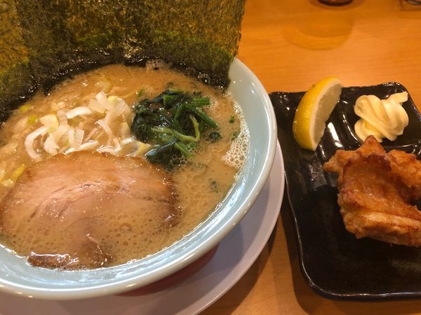 「豚骨醤油760円、唐揚げ120円」@横浜家系ラーメン 清六家 総本山の写真