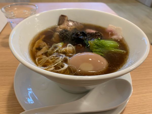 「香味醤油そば 味玉入り」@Noodle Atelier UNOの写真