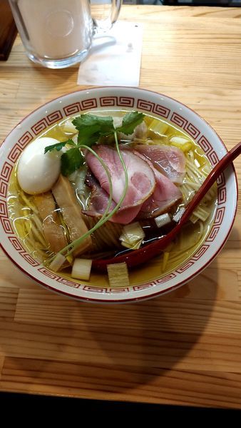 「特級中華そば 白醤油」@自家製麺 くろ松の写真