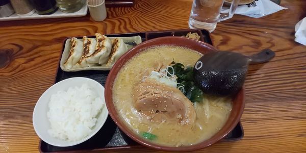 「味噌ラーメン、ギョーザライスセット1000円」@幸麺の写真