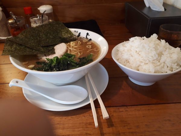 「ラーメン(味濃め、油多め)」@横浜家系 麺屋はやぶさの写真