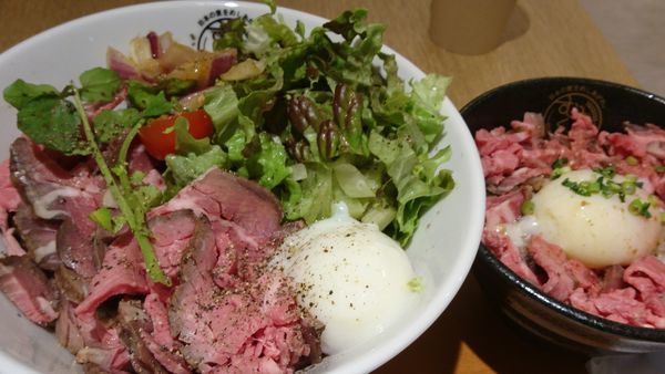 「ハンディクラフトワークス（ローストビーフの油そば・肉ダブル）」@むぎくらべの写真