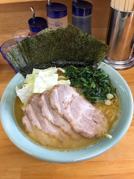 「醤油 中盛りチャーシュー   海苔 ほうれん草増し  固め濃いめ」@捲り家の写真