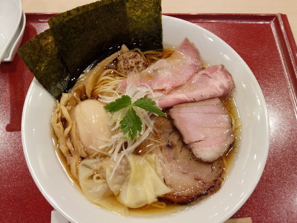 「特製中華そば」@麦と麺助 新梅田中津店の写真